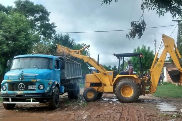 Capital: Agentes municipales realizan distintos trabajos en los barrios afectados por las lluvias