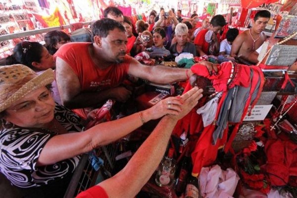 Con promesas teñidas de rojo, devotos atraviesan el país para llegar a Mercedes