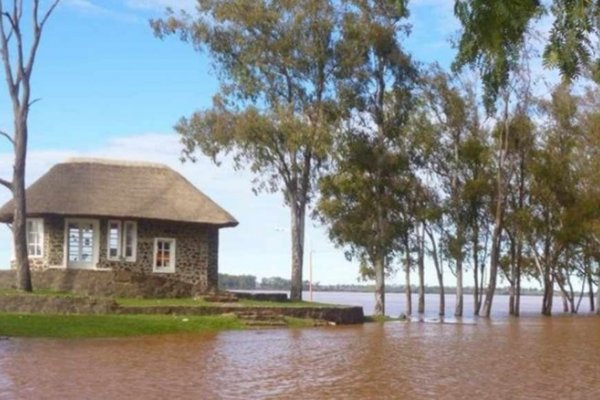 Poblaciones ribereñas en alerta por repunte del río Paraná