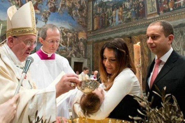 El Papa Francisco bautizó a 26 bebés en la Capilla Sixtina