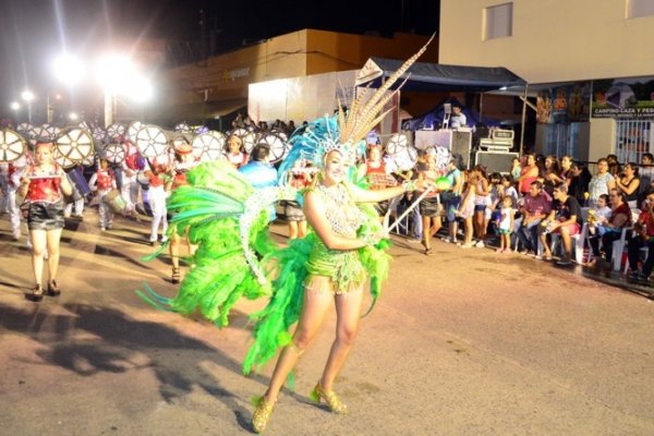 Multitudinaria participación popular en la quinta noche de Carnavales Barriales en el Ex Aero Club