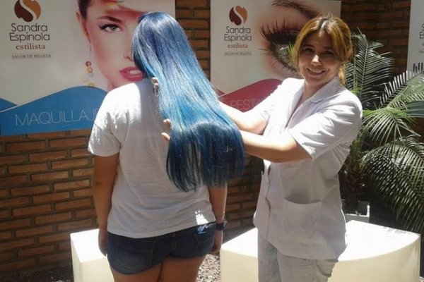 Azul en largo extremo en el  salón de Sandra Espínola estilista