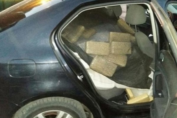 Santa Fe: Detuvieron a un policía con más de 400 kilos de marihuana