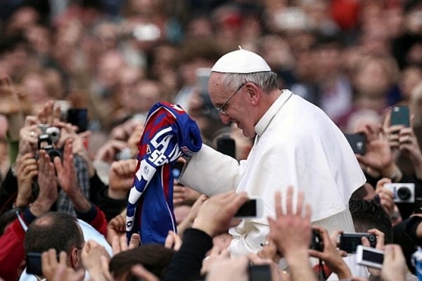 Papa Francisco, entre el basquetbol y el futbol