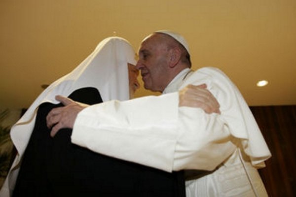 Papa Francisco y Patriarca Kiril se dan histórico abrazo en Cuba
