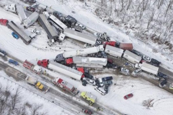 Estados Unidos: Choque de más de 50 autos deja al menos tres muertos