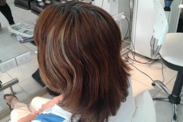 Reversión de cabellos cortos en el salón de belleza de Sandra Espínola
