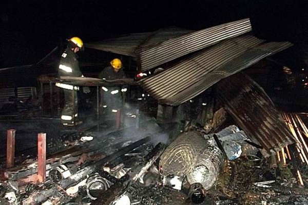 Incendio de un taller mecánico dejó como saldo daños materiales