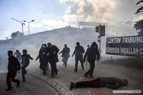 La policía turca irrumpió en la redacción de un diario intervenido