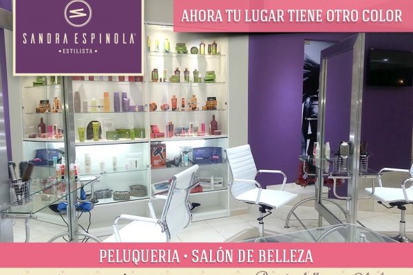 Magníficos espejos en el Salón de Sandra Espínola estilista