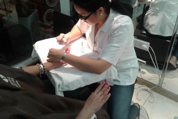 Uñas con nuevos colores en el Salón de Sandra Espínola estilista