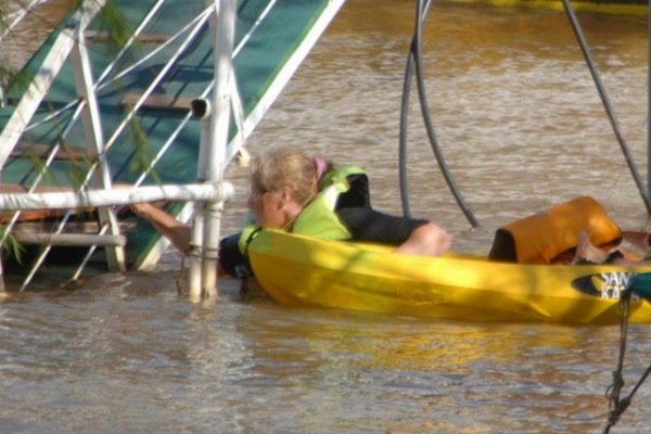 Susto por vuelta campana de un kayak frente a Punta San Sebastián