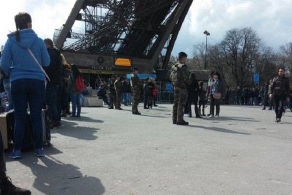 Alerta en Francia: Evacuan la Torre Eiffel por miedo a un atentado