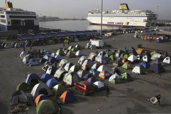 Refugiados abandonados como mercancías en el puerto ateniense del Pireo