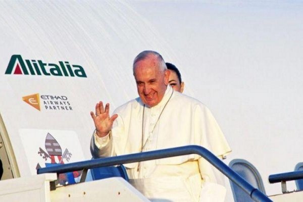 El Papa Francisco concluyó su viaje más triste y regresó a Roma con tres familias de refugiados