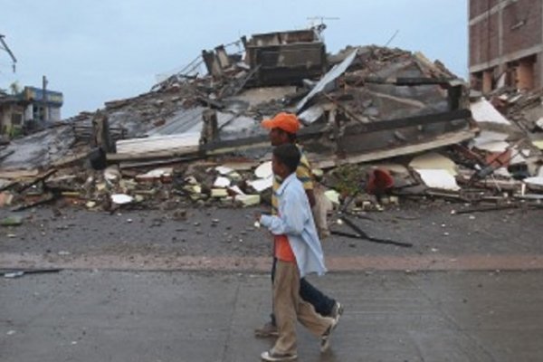 Al menos hay 235 muertos y uno 1557 heridos por el terremoto en Ecuador