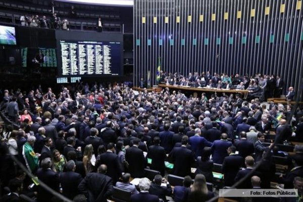 Holgada diferencia a favor del juicio político a Dilma a la mitad de la votación