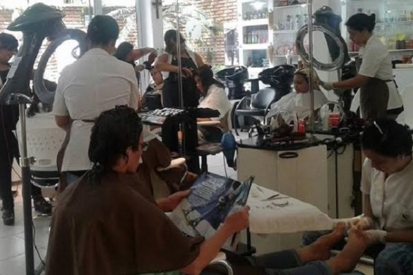 Uñas, formas y colores en el salón de belleza de Sandra Espínola