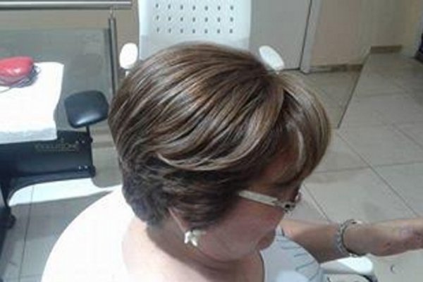 Cabellos cortos multicapas en el salón de Sandra Espínola