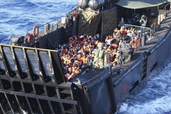Cerca de 2.000 personas fueron rescatadas en el mar Mediterráneo
