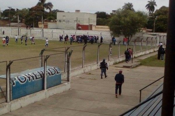 Liga Correntina: Un jugador chocó su cabeza contra el muro perimetral y sufrió traumatismo de cráneo