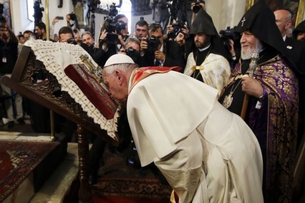 Francisco denuncia genocidio de armenios cometido hace un siglo