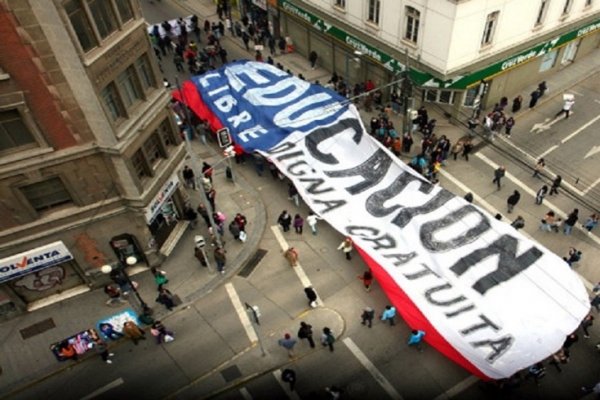 Chile: Estudiantes se encadenan en protesta contra la reforma educativa