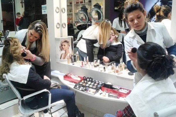 El peinado perfecto para una madrina en el salón de Sandra Espínola