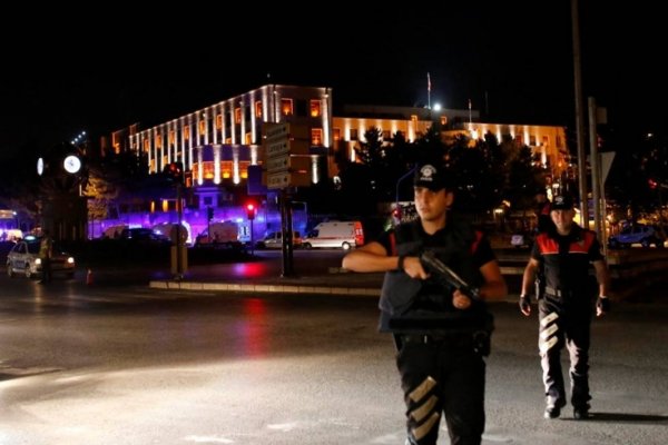 Las Fuerzas Armadas de Turquia aseguran haber tomado el poder
