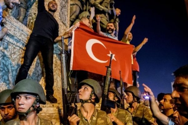 Fracasó el golpe de Estado en Turquía que dejó 265 muertos y 2893 militares detenidos