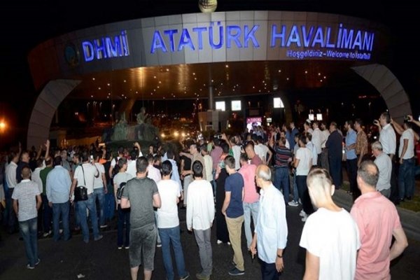 Unos 60 argentinos continúan varados en el aeropuerto de Turquía