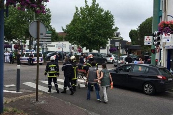 Toma de rehenes en una iglesia de Francia: degollaron al sacerdote