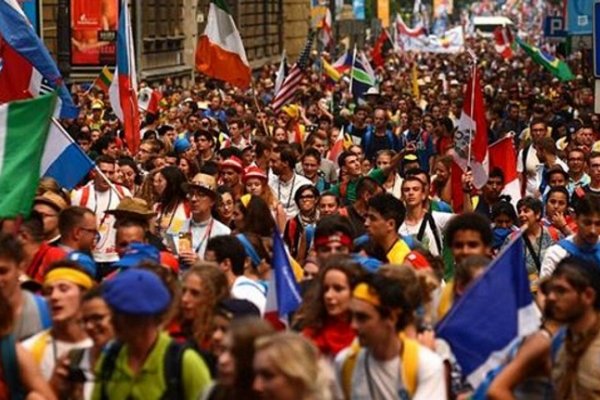 Una multitud espera al papa Francisco en las calles de Cracovia