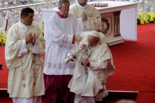 El papa Francisco se tropezó y cayó durante la misa en Polonia