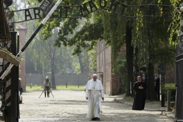 El papa Francisco visitó los campos de Auschwitz y Birkenau con un recorrido en silencio