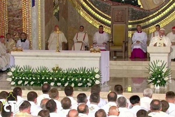 El papa Francisco pidió al clero que sean escritores vivos del Evangelio