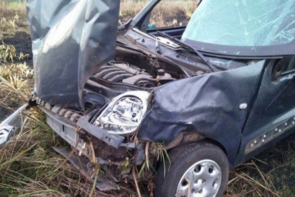 Volcó un automóvil en el que viajaba una pareja hacia Esquina