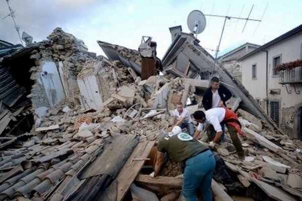 Al menos 37 muertos y decenas de heridos por el fuerte terremoto en Italia