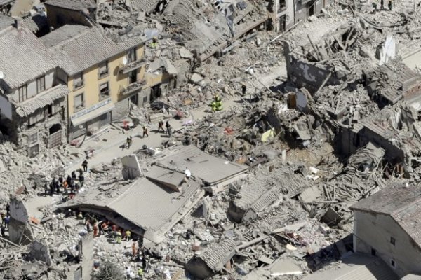 El Papa llamó al obispo de la zona más afectada por el terremoto: Me invitó a no tener miedo
