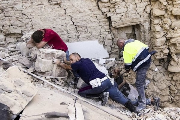 Confirman que llegan a 247 los muertos por el terremoto en Italia