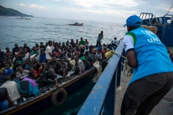 Rescatan a 300 inmigrantes que intetaban llegar hasta Italia