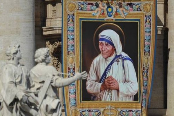 Ante 100 mil fieles, el Papa proclamó santa a la madre Teresa de Calcuta