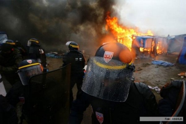 Empiezan a levantar un muro anti inmigrantes en Francia