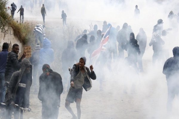 Violenta represión de la policía a refugiados y manifestantes