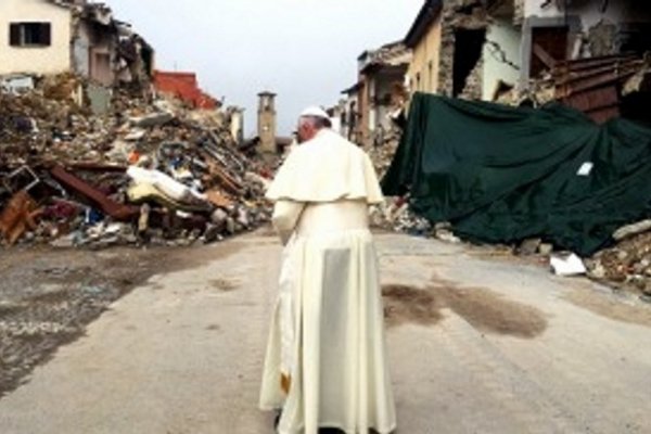 Visita sorpresa del Papa a la zona de Italia afectada por el sismo