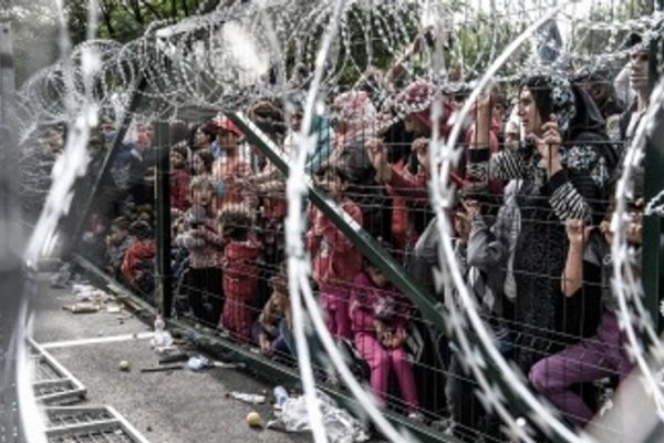 Refugiados marchan hacia la frontera con Hungría para exigir su apertura