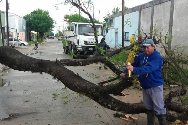 Fuertes ráfagas de vientos y granizos azotaron en Santa Lucía