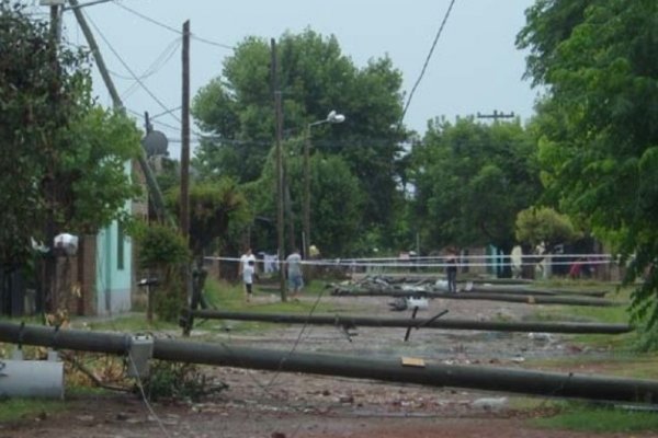 Caá Catí sufre los daños del temporal: Desde ayer los habitantes están sin luz por caída de postes
