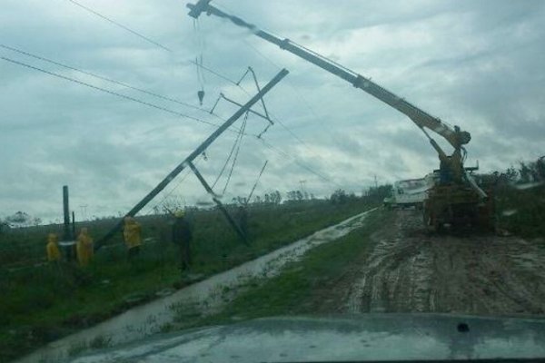 DPEC trabaja intensamente para reponer el servicio en 20 localidades afectadas por fuerte temporal