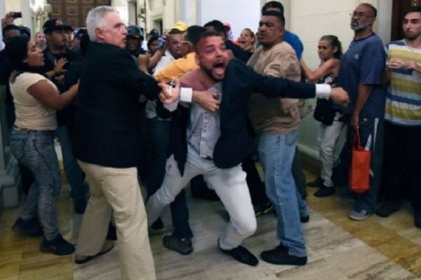 La oposición impulsa un juicio político contra Maduro en Venezuela